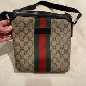 Gently used GUCCI Original GG Supreme Canvas Web flat messenger bag